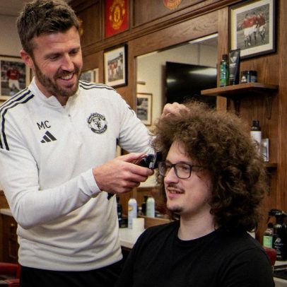 Chegou a hora? Torcedor que não corta o cabelo há 493 dias pode ter o “dia do corte” contra o West Ham