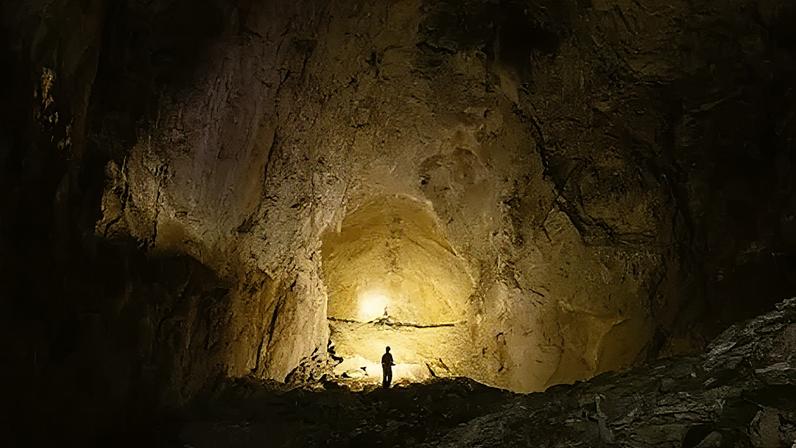 Lars Behrendt Silhouetted researchers Erik Trampe and Nadia Nord stand inside the Carlsbad Caverns, New Mexico (Credit: Lars Behrendt)