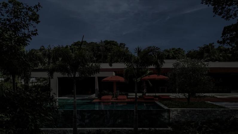 No nível da piscina, a oliveira traz forração de liríope. Muro lateral de pedra moledo, da Pedras Vitória. Em primeiro plano, palmeira rabo-de-raposa e guaimbê