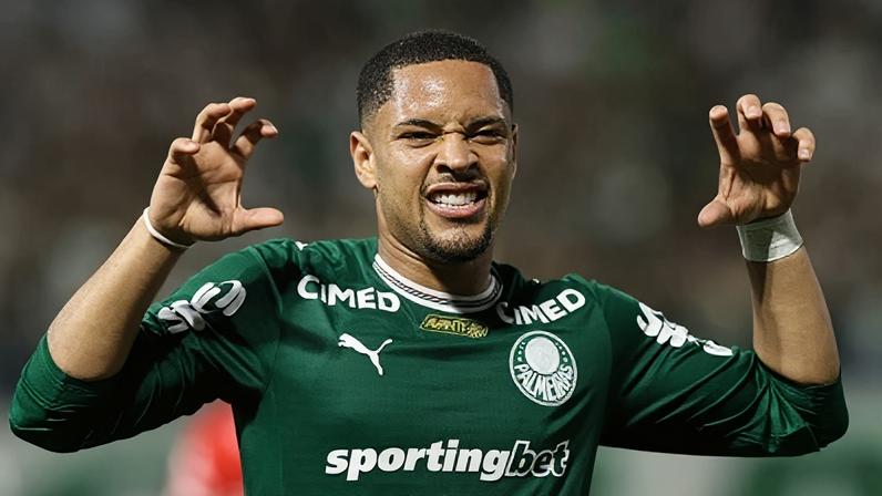 Vitor Roque comemora com a camisa do Palmeiras