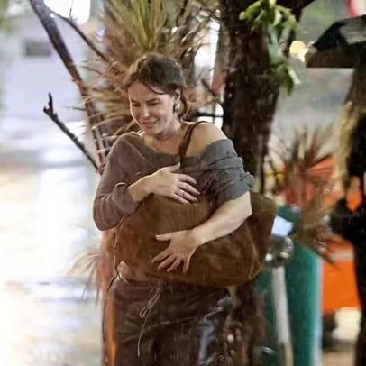 Paolla Oliveira enfrenta chuva após noite com amigos e vinho no Rio