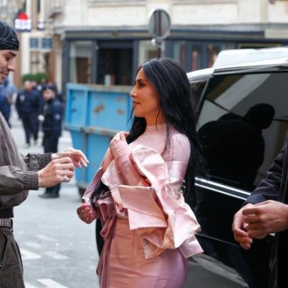 Kim Kardashian e Lewis Hamilton chegam a hotel em Paris após fim de semana no UK