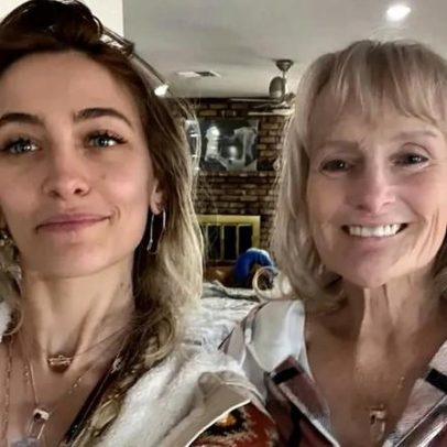 Paris Jackson compartilha selfies com a mãe Debbie Rowe, pouco vista