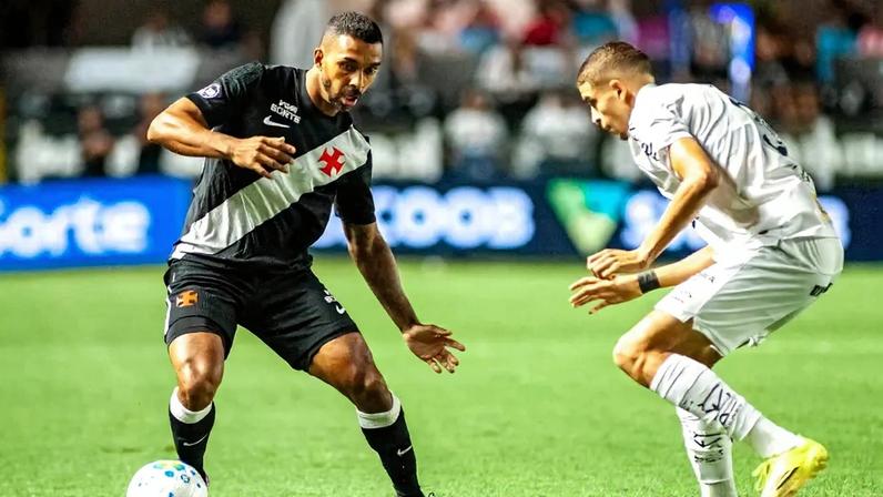 Paulo Henrique, jogador do Vasco, em confronto contra o Santos, pelo Brasileirão (Foto: Gero Rodrigues/Ofotográfico/Gazeta Press)
