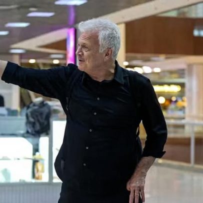 Pedro Bial faz rara aparição no aeroporto do Rio e atende fãs