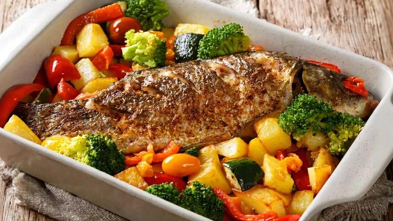 Peixe assado com legumes (Imagem: Sergii Koval | Shutterstock)