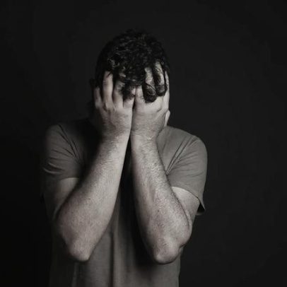 Pornografia e solidão entre jovens: análise de impactos sociais