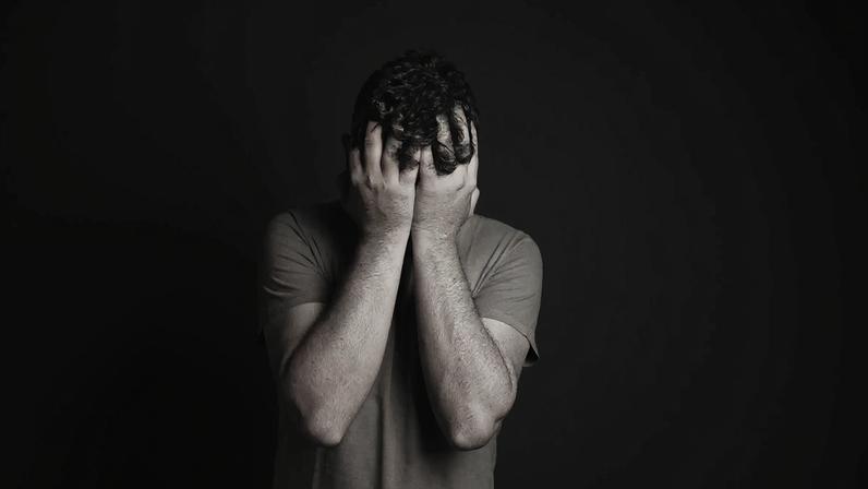 Pornografia promete prazer, mas gera solidão, disfunção e homens passivos. Sem propósito e vínculos reais, a família e a cultura adoecem. (Foto: Daniel Reche/Pexels)