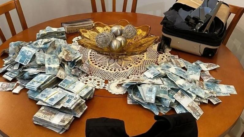 Dinheiro apreendido pela PF em local alvo de busca em Santa Catarina