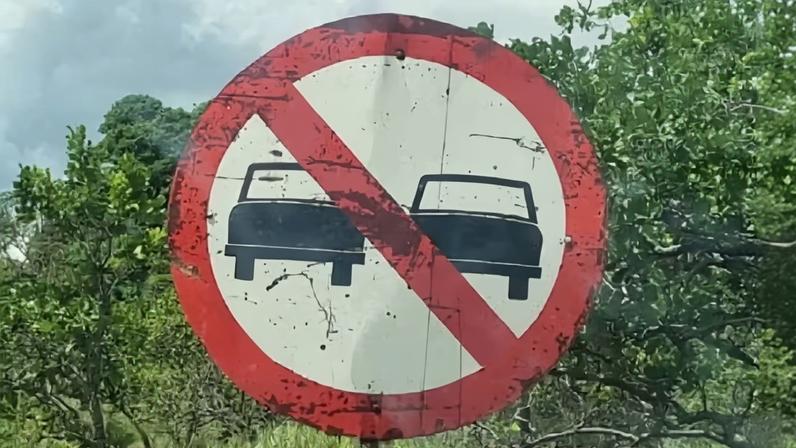 Placa de trânsito na RR-205, que dá acesso a Terra Indígena Raposa Serra do Sol, pinchada com sigla do PCC. — Foto: Fórum Brasileiro de Segurança Pública/Reprodução