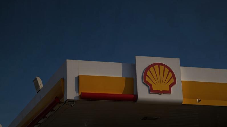 Imagem da fachada de um posto de gasolina com o céu azul ao fundo