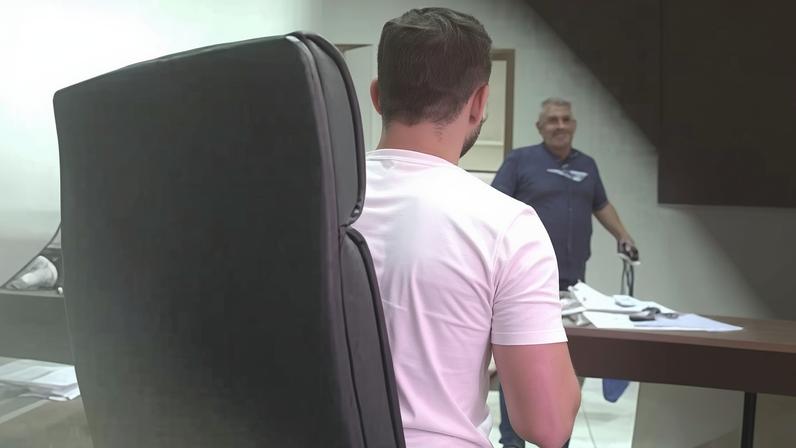 Prefeito de Paraú entrando em sala de sócio da Dismed, segundo a PF
