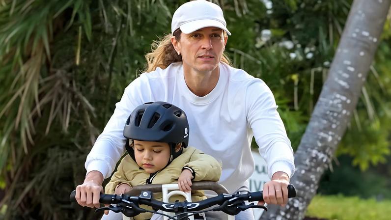 Gisele Bündchen showed off her wedding ring for the first time since marrying Joaquim Valente on Saturday.