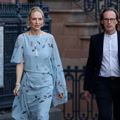 Uma Thurman veste azul em florais e pérolas no casamento da filha Maya Hawke