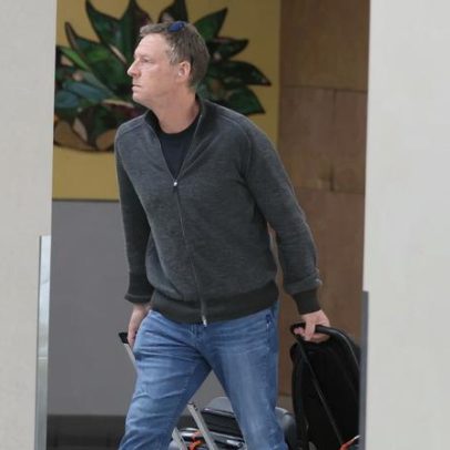 Esposo de Savannah Guthrie volta apressadamente a Tucson durante busca pela sogra