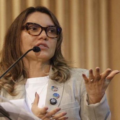 Janja usa avião da FAB para visitar escola de samba