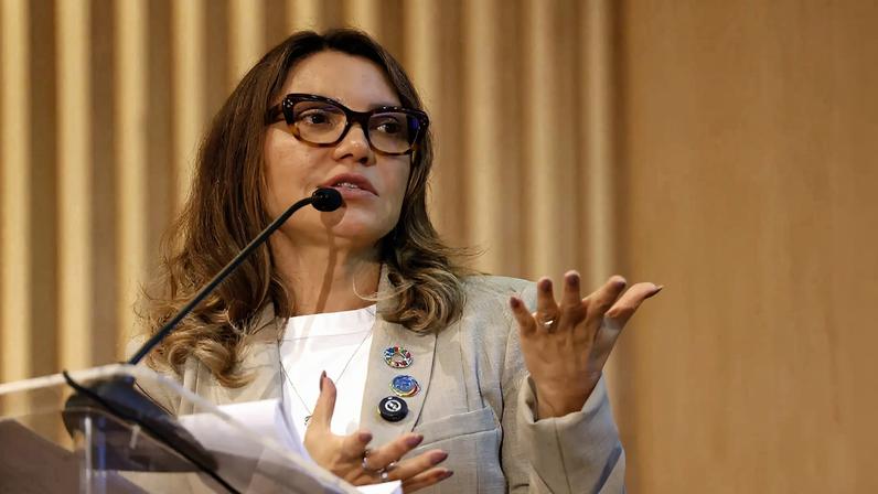 Viagem foi solicitada pelo Ministério da Ciência e Tecnologia para evento oficial, mas incluiu visita à escola de samba que homenageou Lula.