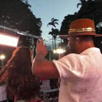 Scheila Carvalho faz apresentação com o marido Tony Salles exibindo barriga