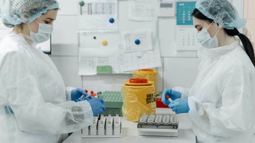 Na foto, profissionais trabalhando em laboratório