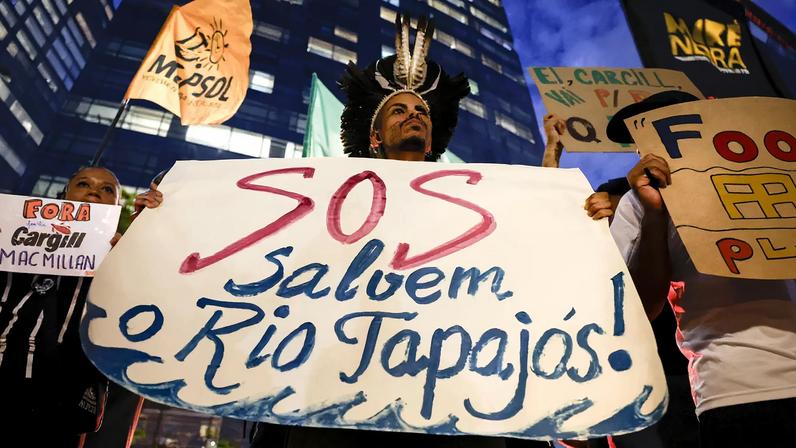 Indígenas também protestaram em frente à sede da Cargill, em São Paulo. (Foto: EFE/Sebastiao Moreira)