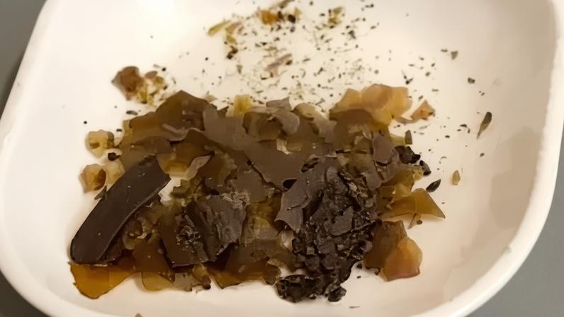 Os pesquisadores rasparam esses flocos acastanhados de dentro da garrafa de vidro
