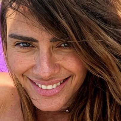 Carolina Dieckmann posa de biquíni na praia e web celebra naturalidade