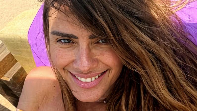 Carolina Dieckmmann posa na praia de biquíni e web reage: 'Naturalzona, sem filtro, feliz, alegre e forte' — Foto: Reprodução/Instagram