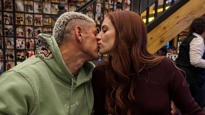 Amanda Araújo surge em clima de chamego com Richarlison e dá lambidinha na boca do jogador — Foto: Reprodução/Instagram