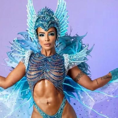 Carol Nakamura vira musa do Salgueiro com fantasia azul e pedrarias