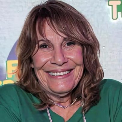Renata Sorrah celebra aniversário no Desfile das Campeãs na Sapucaí