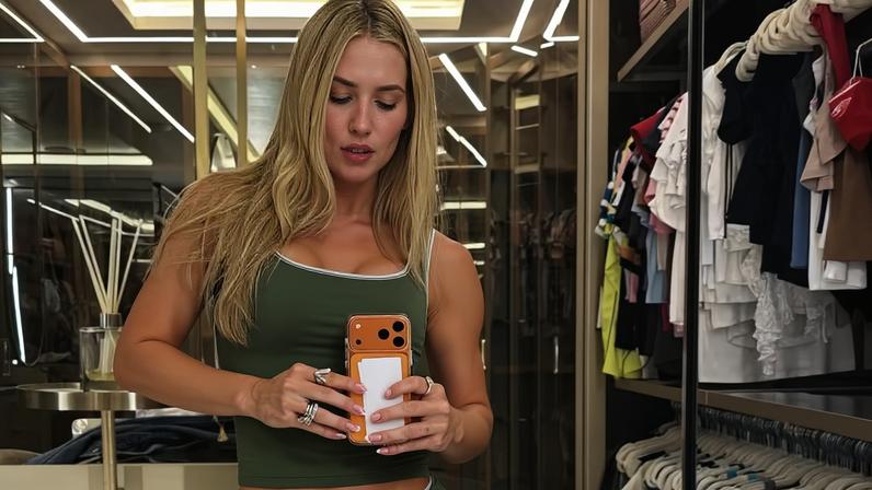 Virginia Fonseca mostra quadríceps em foto no closet