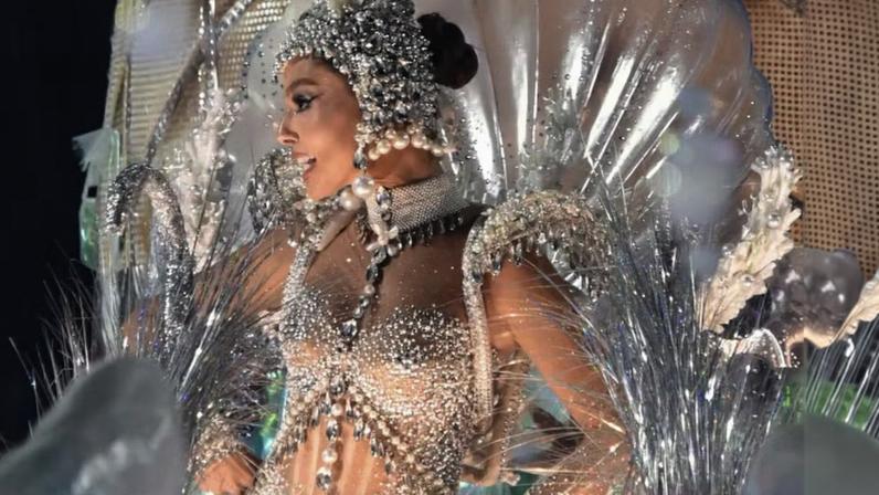 Giovanna Lancellotti celebra vice da Beija-Flor com look poderoso na Sapucaí — Foto: Brazil News