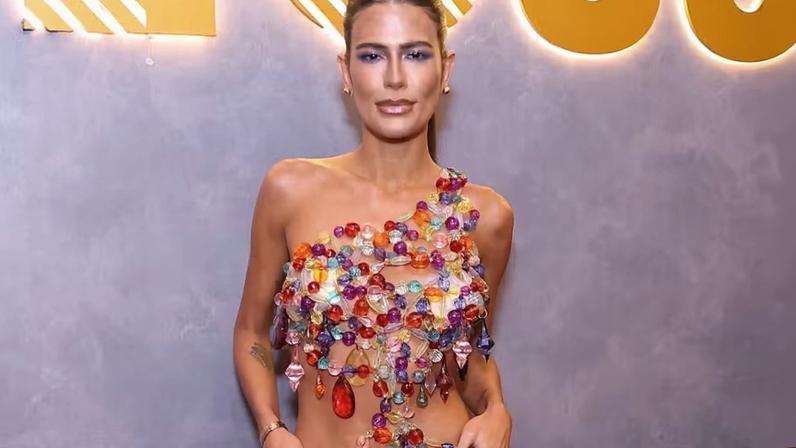 Filha de Gloria Pires, Anttónia exibe marcas pelo corpo deixadas pelo look escolhido para último dia de Carnaval