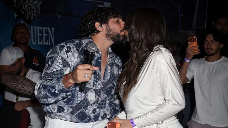 Rafa Kalimann chega com Nattan e dá beijinho nos Ensaios da Anitta — Foto: Andy Santana / Brazil News