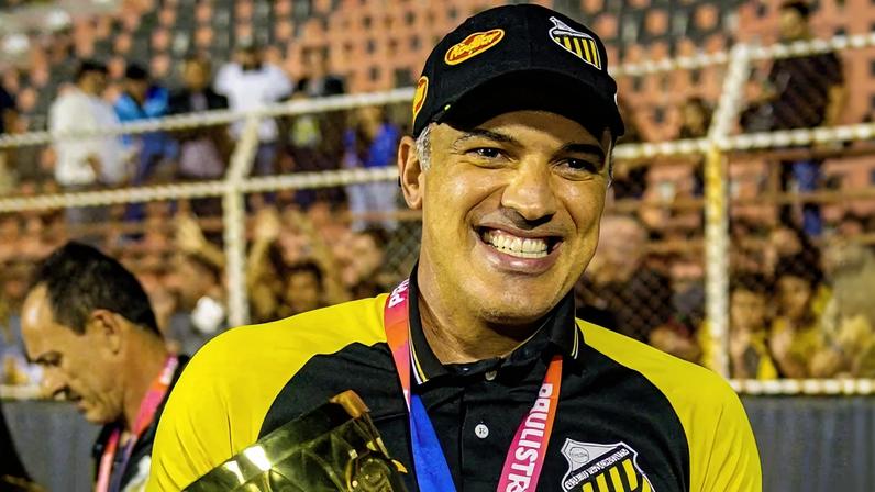 Técnico comandou as categorias de base da equipe do interior (Foto: Higor Basso)