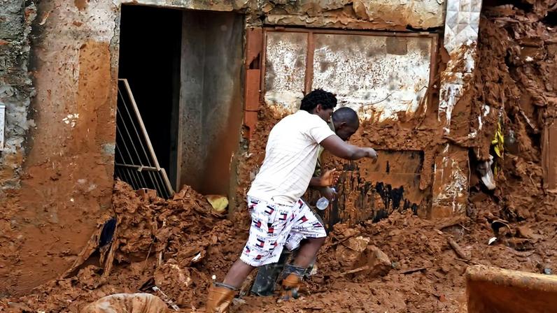 Familiares acompanham busca e resgate de pessoas em escombros de casas soterradas por lama após fortes chuvas em Juiz de Fora (MG) – foto: Tânia Rêgo/Agência Brasil