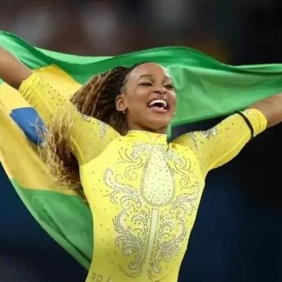 Rebeca Andrade carrega bandeira do Brasil na abertura das Olimpíadas de Inverno