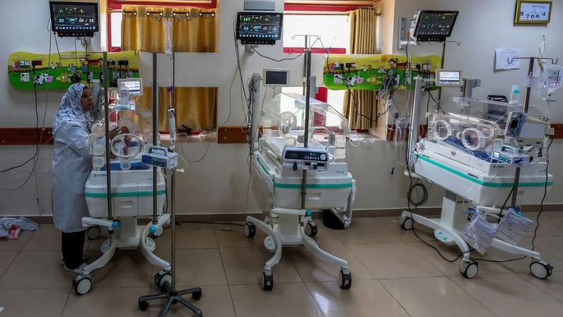 A Palestinian nurse feeds a newborn in an incubator, amid the Israel-Hamas conflict, at a hospital in Deir Al-Balah in the central Gaza Strip, September 10, 2024. REUTERS/Ramadan Abed