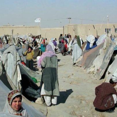Refugiados enfrentam restrições de liberdade e condições de detenção