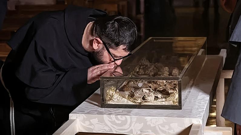 Restos mortais de São Francisco estão expostos na Basílica dedicada ao santo
