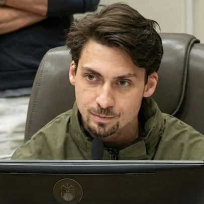 Renan visita Bolsonaro na prisão e afirma que pai está projetando futuro