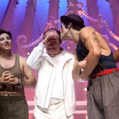 Renato Aragão emociona-se em peça biográfica no Rio