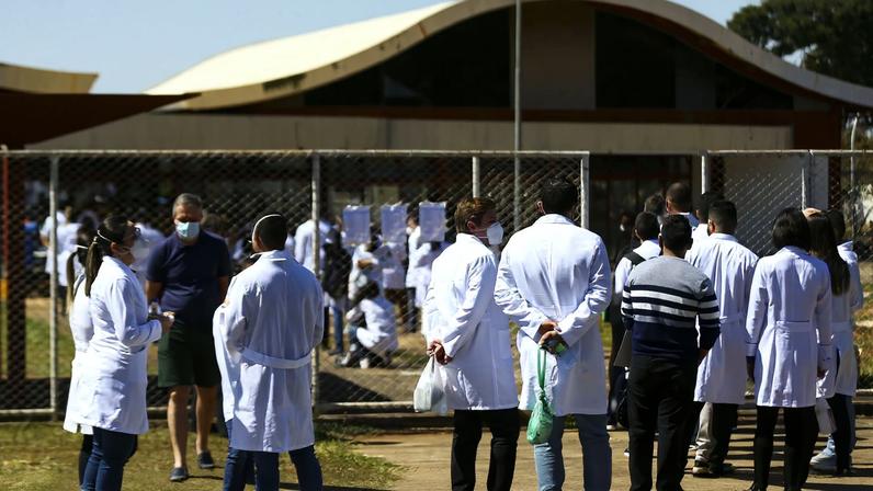 Médicos chegam ao local de prova para a segunda etapa do Exame Nacional de Revalidação de Diplomas Médicos Expedidos por Instituição de Educação Superior Estrangeira (Revalida) 2020, em Brasília.