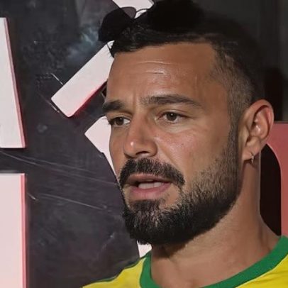 Ricky Martin chega a camarote no Rio usando camisa do Brasil