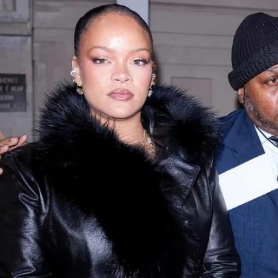 Rihanna tem falha de vestuário e expõe costas no desfile de A$AP Rocky