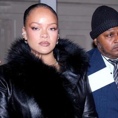 Rihanna sofre falha de figurino e mostra costas no desfile de A$AP Rocky