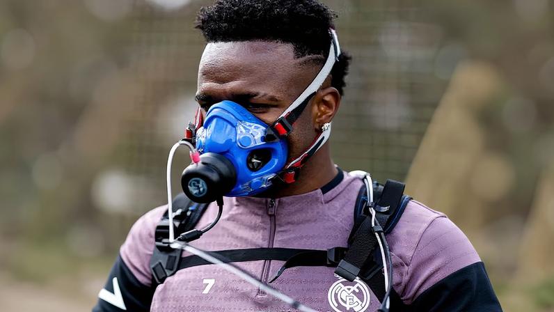 Vini Jr utiliza máscara em treino do Real Madrid — Foto: Divulgação/Real Madrid