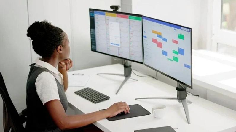 Ao auditar seu tempo, organizar sua agenda e eliminar o ruído, você aumenta sua entrega e retoma o controle do seu trabalho