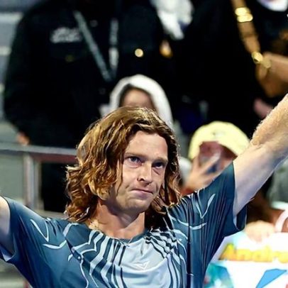 Rublev vence Tsitsipas e avança com sonho de tri em Doha
