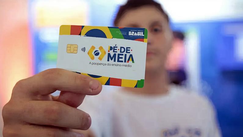 Pessoa segura o cartão do programa Pé de Meia. Foto: MEC/Divulgação